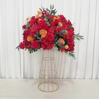 Le vase décoratif doré pour mariage, nouvellement lancé, est utilisé pour l'arrangement floral sur la table à manger.
