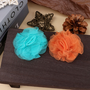 Flor de tela de gasa con pompones de 12 cm, hecha a mano, para accesorios de joyería y ropa DIY. - Product Image 3