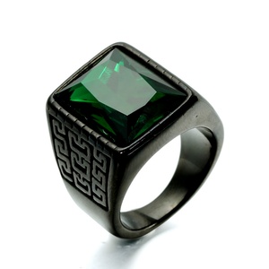 Bague plaquée or, design classique signet avec pierre bleue saphir, détail latéral clé grecque, sertissage biseauté, style moderne audacieux pour homme - Product Image 5