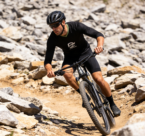 Maillot de VTT personnalisé à col en V avec bordure contrastée, noir, manches trois quarts, maille respirante pour les événements d'équipe de VTT - Product Image 1