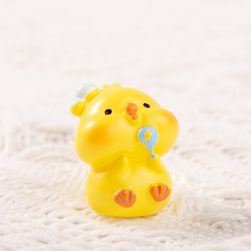 Petit poussin jaune avec une sucette
