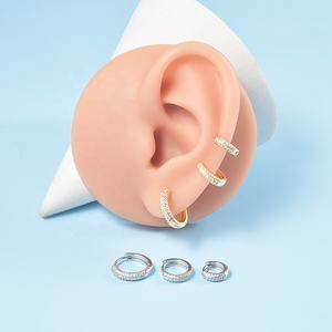 Boucles d'oreilles créoles en zircon à la mode pour femmes boucle d'<span class=keywords><strong>oreille</strong></span> 0.8mm épaisseur anneaux de <span class=keywords><strong>lobe</strong></span> d'<span class=keywords><strong>oreille</strong></span> plaqué or bijoux en laiton à la mode - Product Image 4