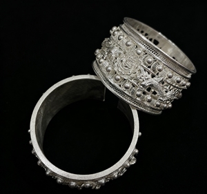 Nuevas pulseras de plata Miao inspiradas en la moda de París-Estilo étnico, puños de brazo tallados, pulsera de plata de Diseño ancho único Bohemio - Product Image 3