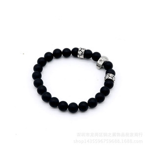 Bracelet perlé tendance Yunnique, agate noire mate 8 mm avec crâne en métal antique, perles rondes en argent tibétain, design squelette - Product Image 3