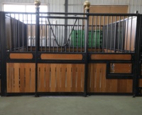 Abri préfabriqué pour chevaux avec boîte à chevaux à revêtement en poudre avec mangeoire en option