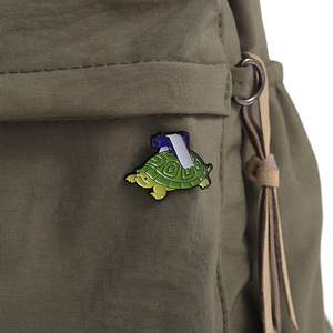 Divertidos broches de esmalte de tortuga personalizados con tortuga con pistola, insignias de solapa, joyería de animales, regalo para niños y amigos - Product Image 3