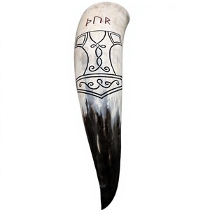 Cuerno de búfalo hecho a mano tallado con runas vikingas y diseño ornamentado, forma natural, arte antiguo coleccionable - Product Image 1