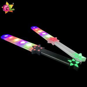 Nouveau produit 2024, épée étoile lumineuse populaire avec son, jouet en plastique, <span class=keywords><strong>sabre</strong></span> <span class=keywords><strong>laser</strong></span> blanc et <span class=keywords><strong>noir</strong></span>, jouets lumineux - Product Image 2