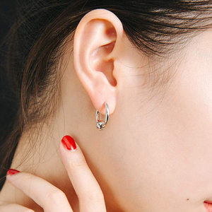 1 paire de boucles d'oreilles en acier inoxydable pour hommes et femmes, couleur argent et noir, style Punk, hypoallergéniques, bijoux Huggie Hoop - Product Image 3
