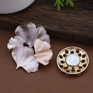 Imán para Bufanda TX31 Elegante Color Malva con Hoja de Ginkgo Biloba Esmaltada, Follaje Pastel, Sin Agujero, Iman Hijab, Alfiler, Broche con Hoja de Maidenhair - Product Image 4
