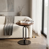 Table d'appoint de luxe en noyer pour salon, mobilier d'hôtel |   Table d'appoint à piétement géométrique en métal noir mat