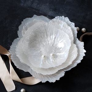 Ensemble <span class=keywords><strong>de</strong></span> vaisselle en <span class=keywords><strong>verre</strong></span> blanc en forme <span class=keywords><strong>de</strong></span> fleur avec assiettes <span class=keywords><strong>de</strong></span> 8 10 12 pouces <span class=keywords><strong>pour</strong></span> <span class=keywords><strong>plateau</strong></span> <span class=keywords><strong>de</strong></span> service <span class=keywords><strong>de</strong></span> décoration <span class=keywords><strong>de</strong></span> <span class=keywords><strong>table</strong></span> d'hôtel <span class=keywords><strong>de</strong></span> fête <span class=keywords><strong>de</strong></span> mariage - Product Image 5