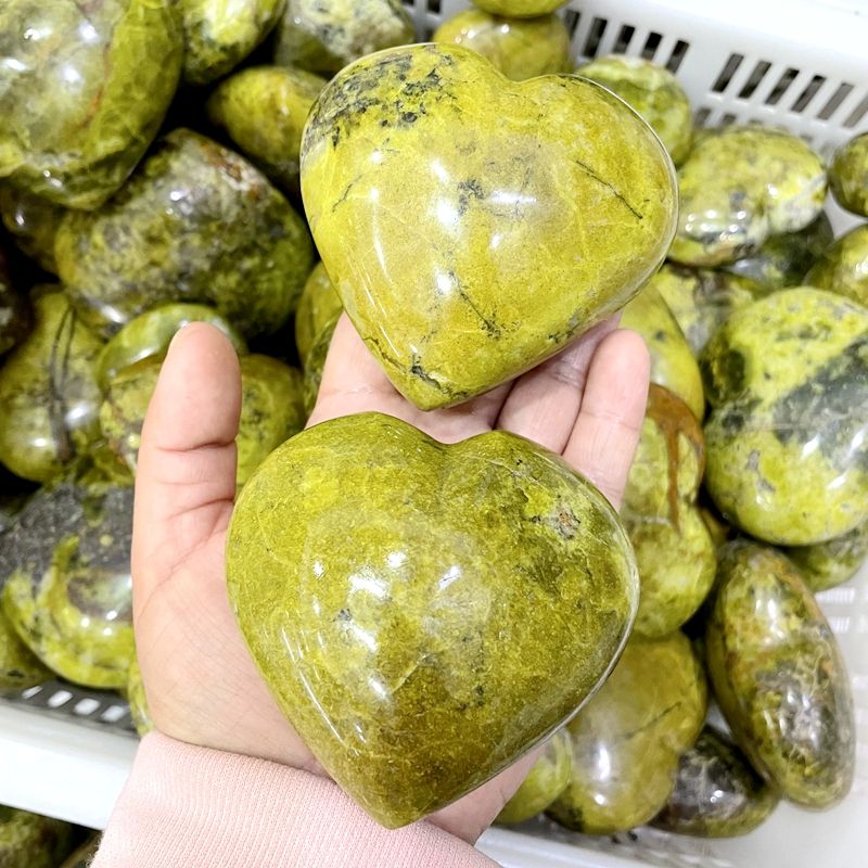 Wholesale Polished Natural Crystal Heart Shape Crafts Green Opal