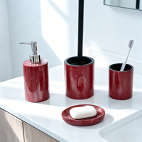 Ensemble d'accessoires de salle de bain modernes et écologiques en résine rouge brillante avec distributeur de savon, porte-brosse WC, gobelet et porte-savon
