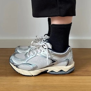 Sneakers de course unisexes style rétro, sur mesure, avec empeigne en mesh respirant et semelle épaisse amortissante, pour le quotidien et la rue. - Product Image 6