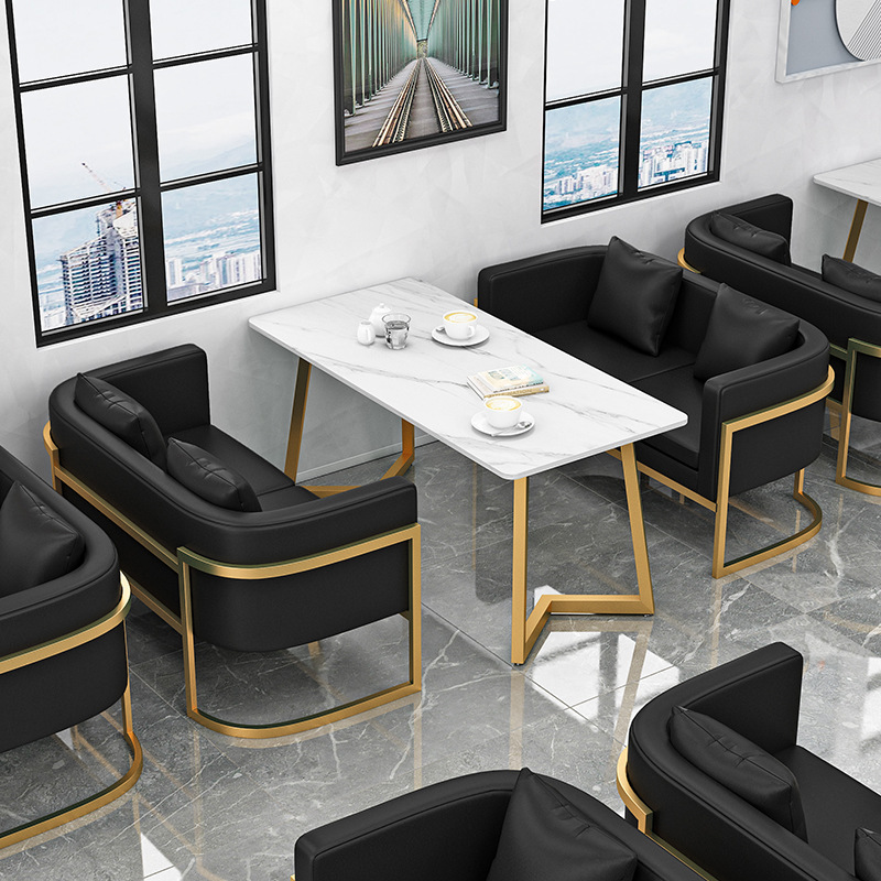 Deux tables rectangulaires et deux fauteuils noirs