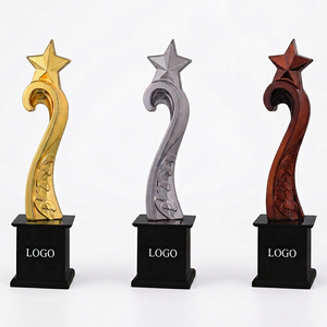 Elegantes trofeos metálicos en oro, plata y bronce con acabado dorado para premios a empleados y eventos de reconocimiento empresarial. - Product Image 1