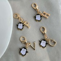 Porte-clés Pingouin Émaillé Adorable avec Pendentif Lettre Alphabet, Fermoir Mousqueton Métallique, Breloque de Sac, Anneau Porte-clés Animal, Cadeau, Vente en Gros