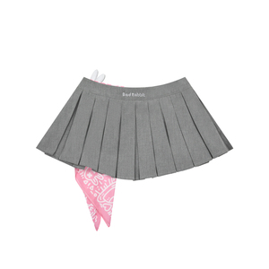 Jupe plissée premium Fluffy Rabbit, coupe classique, avec poupée lapin en peluche douce suspendue et bandana rose graphique - Product Image 2