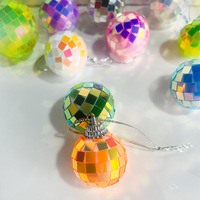 Vente en gros de nouvelles boules disco holographiques irisées en verre miroir pour la décoration de mariage, de fête, de bar, de club, sur mesure, en vrac, en provenance d'usine