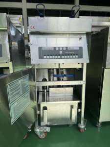 Freidora Comercial de Acero Inoxidable de 21.5L con Elevación Automática, Tanque Único, Control por Microcomputadora, Eléctrica/a Gas, con Sistema de Filtro Integrado para Frituras - Product Image 5
