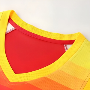 Conjunto de Uniforme de Baloncesto para Hombre, Diseño Personalizado, Camiseta sin Mangas con Cuello en V en Degradado Rojo, Pantalones Cortos con Cintura Elástica, Poliéster que Absorbe la Humedad, Verano - Product Image 3