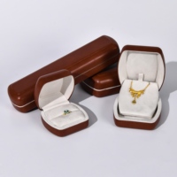 Boîte de rangement pour bijoux en microfibre multi-tailles OEM ODM, logo personnalisé, intérieur en velours, fermeture magnétique, boîte pour anneaux, pendentifs, bracelets