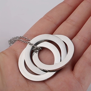Collier tendance RFJEWEL en or avec cercles entrelacés personnalisables, bijou gravable avec nom, cadeau pour la fête des mères, pour femmes, famille, amis - Product Image 3