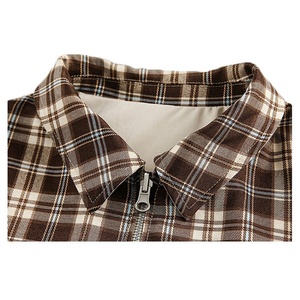 Veste zippée unisexe à carreaux marron et blanc, vêtement d'extérieur élégant à motif à carreaux pour un usage quotidien et des tenues de style urbain - Product Image 3