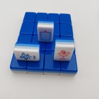 Maßgefertigtes Vierschichtiges Acryl-Amerikanisches Mahjong-Set mit Königsblauer Rückseite, Fantasievolle Chinoiserie Koi-Fisch-Joker, Schmetterling-Wind-Geschenkset