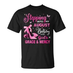 T-shirt « Stepping Into My August Birthday » avec motif talon rose « Grâce et miséricorde de Dieu » - Product Image 1