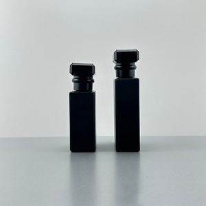 Modelos <span class=keywords><strong>Netflix</strong></span> de botellas de perfume Modelos para hombres 50ML Cubierta de botella negra mate Aerosol fino Serie negra Botella vacía dispensadora - Product Image 3