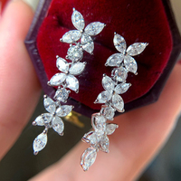 Anting-anting liontin pengantin wanita desain chandelier panjang dengan kristal zirkonia buatan tangan Huitan, model bunga menjuntai.