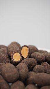 Chocolat noir enrobé de matcha et <span class=keywords><strong>d</strong></span>'amandes en gros, certifié Halal, emballage personnalisé, en-cas de fèves enrobées de chocolat, <span class=keywords><strong>prix</strong></span> de gros - Product Image 3