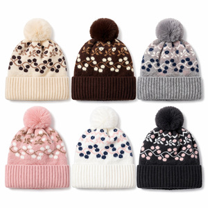 Bonnet <span class=keywords><strong>en</strong></span> fausse <span class=keywords><strong>fourrure</strong></span> jacquard tricoté motif fleur de prunier color-block avec <span class=keywords><strong>pompon</strong></span>, export transfrontalier Europe/États-Unis, collection automne/hiver 2026 - Product Image 3