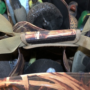 Borsa Porta Stampi Anatra a 12 Scomparti con Spallacci Imbottiti Borsa da Caccia per Stampi Anatra con Sistema di Drenaggio Intelligente con Fondo a Rete - Product Image 6