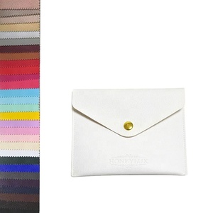 Pochette à bouton-pression en cuir PU blanc avec logo personnalisé en relief et rabat triangulaire - Product Image 4