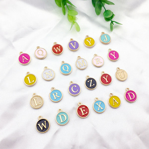 Abalorios <span class=keywords><strong>de</strong></span> aleación <span class=keywords><strong>de</strong></span> gota <span class=keywords><strong>de</strong></span> aceite <span class=keywords><strong>de</strong></span> doble cara chapados en <span class=keywords><strong>oro</strong></span> con 26 letras en inglés <span class=keywords><strong>iniciales</strong></span> del alfabeto pequeños colgantes accesorios para bricolaje - Product Image 2