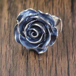 Anello da Donna con Rosa Blu Smaltata, Design Elegante, Gioiello di Moda per Uso Quotidiano e Feste, Regalo per Donne - Product Image 5