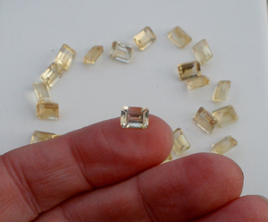 พลอยซิทรินสีเหลืองธรรมชาติทรงเอเมอรัลด์คัท 8x6 มม. 1.5 กะรัต ไม่ผ่านการบำบัด รับรองโดยบุคคลที่สาม พร้อมคุณสมบัติเรืองแสง สำหรับทำเครื่องประดับ - Product Image 3