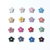 Patchs brodés miniatures colorés en forme de fleurs, appliques florales thermocollantes pour vêtements, pinces à cheveux, sacs, bricolage