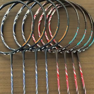 Vente en gros de raquettes de badminton 100ZZ 4U ultra-légères 80-84g non cordées |   46T Fibre de carbone polyvalente |   Usine de fabrication de raquettes personnalisées OEM - Product Image 1