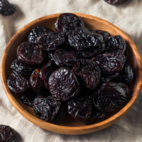 Fabricant d'équipement d'origine Snacks sains aigres sucrés à la prune en vrac Vente de gros Fruits secs Pruneaux séchés
