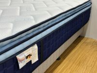 Matelas de luxe Queen King en tissu soie glacée bleu foncé, mousse à mémoire de forme compressée de 35 cm, matelas à ressorts ensachés en tissu rafraîchissant de 14 pouces