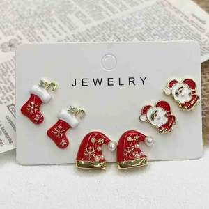 Ensemble de boucles d'oreilles de Noël en cuivre avec motifs de chapeau de Père Noël, mitaines et clochettes, avec boucles d'oreilles à clous en émail de Noël - Product Image 4