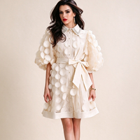 Robe Courte Élégante pour Femme, Tailles S à XXL, à Manches Mi-Lanternes, Col Rabattu, Ceinture à la Taille, Boutonnage Simple, Ornée de Perles et de Motifs Floraux Unis