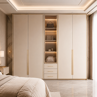 Armoire intégrée de luxe moderne avec finitions dorées, étagères et tiroirs à LED, placards sur mesure pour chambre