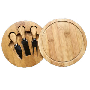 Tabla de Cortar Queso de Bambú con Juego de Tres Cuchillos y Tabla de Cortar Estilo Rústico con una Variedad de Usos - Product Image 2