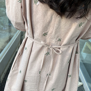 Abito da donna all'ingrosso Primavera 2026 Nuovo Stile Dolce e Rinnovante con Ricamo Artigianale a Margherite, Vestibilità Ampia e Maniche a Lanterna Spaccate - Product Image 4