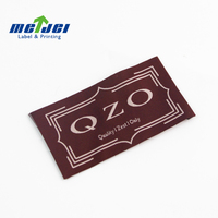 Étiquettes tissées personnalisées écologiques à pliage central pour vêtements en satin, impression de logo thermocollant, couleur et taille personnalisées, bord cousu